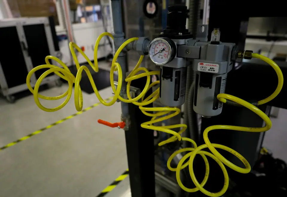 Filter regulator lubricator units with gauges and yellow spiral air hose